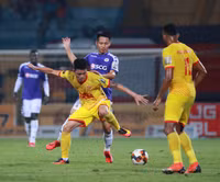 [ẢNH] Pháo sáng ném loạn xạ trên sân Hàng Đẫy, CĐV nữ đi cấp cứu