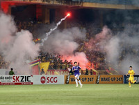 [ẢNH] Pháo sáng ném loạn xạ trên sân Hàng Đẫy, CĐV nữ đi cấp cứu