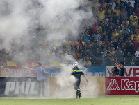 [ẢNH] Pháo sáng ném loạn xạ trên sân Hàng Đẫy, CĐV nữ đi cấp cứu