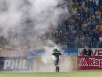 [ẢNH] Pháo sáng ném loạn xạ trên sân Hàng Đẫy, CĐV nữ đi cấp cứu