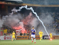 [ẢNH] Pháo sáng ném loạn xạ trên sân Hàng Đẫy, CĐV nữ đi cấp cứu