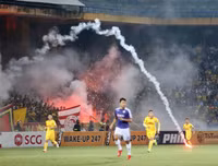 [ẢNH] Pháo sáng ném loạn xạ trên sân Hàng Đẫy, CĐV nữ đi cấp cứu