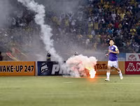 [ẢNH] Pháo sáng ném loạn xạ trên sân Hàng Đẫy, CĐV nữ đi cấp cứu