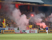 [ẢNH] Pháo sáng ném loạn xạ trên sân Hàng Đẫy, CĐV nữ đi cấp cứu