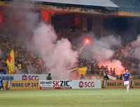 [ẢNH] Pháo sáng ném loạn xạ trên sân Hàng Đẫy, CĐV nữ đi cấp cứu