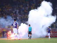 [ẢNH] Pháo sáng ném loạn xạ trên sân Hàng Đẫy, CĐV nữ đi cấp cứu