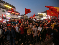 [ẢNH] Biển người đổ ra đường ăn mừng trong ngày trọng đại của bóng đá Việt Nam