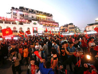 [ẢNH] Biển người đổ ra đường ăn mừng trong ngày trọng đại của bóng đá Việt Nam