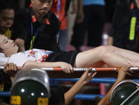 [ẢNH] Pháo sáng ném loạn xạ trên sân Hàng Đẫy, CĐV nữ đi cấp cứu