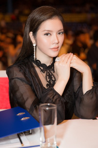 Lý Nhã Kỳ nổi bật bên dàn người đẹp 