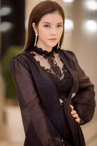 Lý Nhã Kỳ nổi bật bên dàn người đẹp 