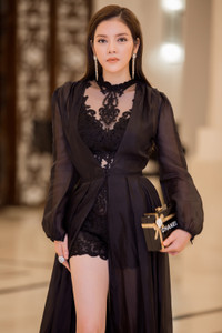 Lý Nhã Kỳ nổi bật bên dàn người đẹp 