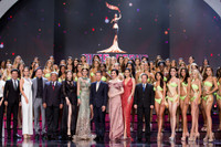 Lý Nhã Kỳ nổi bật bên dàn người đẹp 