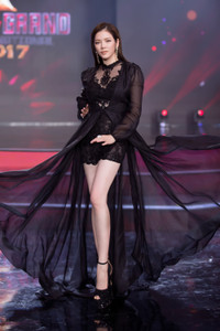 Lý Nhã Kỳ nổi bật bên dàn người đẹp 