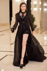 Lý Nhã Kỳ nổi bật bên dàn người đẹp 