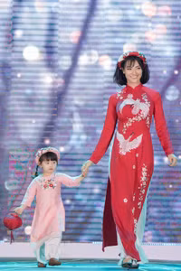 Hồng Quế đưa con gái lên sân khấu diễn áo dài cho bạn thân - Hoa hậu Ngọc Hân