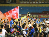 [ẢNH] Quang Hải bị CĐV quây kín trong lễ nhận cúp vô địch V-League 2019