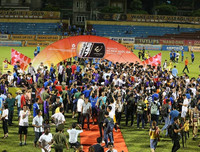 [ẢNH] Quang Hải bị CĐV quây kín trong lễ nhận cúp vô địch V-League 2019