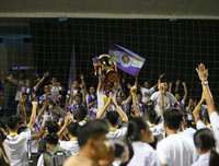 [ẢNH] Quang Hải bị CĐV quây kín trong lễ nhận cúp vô địch V-League 2019