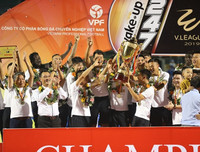 [ẢNH] Quang Hải bị CĐV quây kín trong lễ nhận cúp vô địch V-League 2019