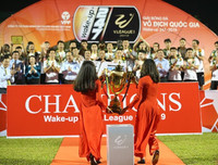 [ẢNH] Quang Hải bị CĐV quây kín trong lễ nhận cúp vô địch V-League 2019