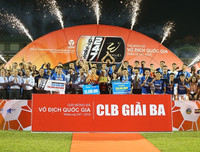 [ẢNH] Quang Hải bị CĐV quây kín trong lễ nhận cúp vô địch V-League 2019