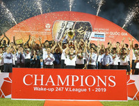 [ẢNH] Quang Hải bị CĐV quây kín trong lễ nhận cúp vô địch V-League 2019