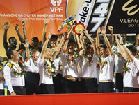 [ẢNH] Quang Hải bị CĐV quây kín trong lễ nhận cúp vô địch V-League 2019