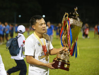 [ẢNH] Quang Hải bị CĐV quây kín trong lễ nhận cúp vô địch V-League 2019