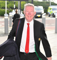 [ẢNH] Sir Alex bất chấp tuổi già, sang Nou Camp 