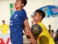 [ẢNH] Cầu thủ THPT Đống Đa công kênh HLV sau chiến thắng nghẹt thở