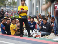 [ẢNH] Người Malaysia mang cả chăn, chiếu đi mua vé xem chung kết