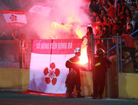 [ẢNH] Lính cứu hỏa vất vả dập tắt hàng chục quả pháo sáng trên sân Hàng Đẫy