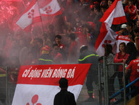 [ẢNH] Lính cứu hỏa vất vả dập tắt hàng chục quả pháo sáng trên sân Hàng Đẫy