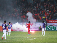 [ẢNH] Lính cứu hỏa vất vả dập tắt hàng chục quả pháo sáng trên sân Hàng Đẫy