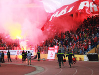 [ẢNH] Lính cứu hỏa vất vả dập tắt hàng chục quả pháo sáng trên sân Hàng Đẫy