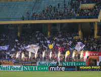 [ẢNH] Lính cứu hỏa vất vả dập tắt hàng chục quả pháo sáng trên sân Hàng Đẫy