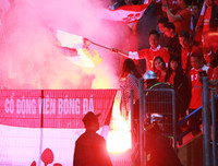 [ẢNH] Lính cứu hỏa vất vả dập tắt hàng chục quả pháo sáng trên sân Hàng Đẫy