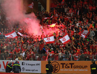 [ẢNH] Lính cứu hỏa vất vả dập tắt hàng chục quả pháo sáng trên sân Hàng Đẫy