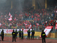 [ẢNH] Lính cứu hỏa vất vả dập tắt hàng chục quả pháo sáng trên sân Hàng Đẫy