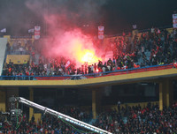 [ẢNH] Lính cứu hỏa vất vả dập tắt hàng chục quả pháo sáng trên sân Hàng Đẫy