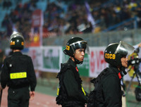 [ẢNH] Lính cứu hỏa vất vả dập tắt hàng chục quả pháo sáng trên sân Hàng Đẫy