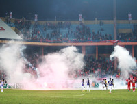 [ẢNH] Lính cứu hỏa vất vả dập tắt hàng chục quả pháo sáng trên sân Hàng Đẫy