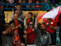 [ẢNH] Lính cứu hỏa vất vả dập tắt hàng chục quả pháo sáng trên sân Hàng Đẫy