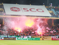 [ẢNH] Lính cứu hỏa vất vả dập tắt hàng chục quả pháo sáng trên sân Hàng Đẫy