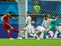 [ẢNH] Ăn mừng cảm xúc, cầu thủ Iran lại chưng hửng vì bị VAR 