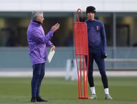 [ẢNH] Vừa đến Tottenham, Mourinho lao ngay vào công việc