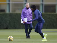 [ẢNH] Vừa đến Tottenham, Mourinho lao ngay vào công việc