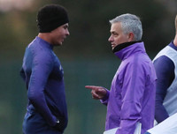 [ẢNH] Vừa đến Tottenham, Mourinho lao ngay vào công việc