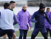 [ẢNH] Vừa đến Tottenham, Mourinho lao ngay vào công việc